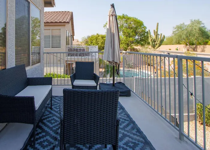 New Desert Daze, Near Golf, Heated Pool+spa, 12ppl Holiday home