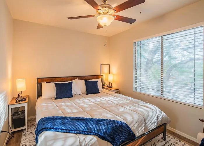 New Desert Daze, Near Golf, Heated Pool+spa, 12ppl Holiday home