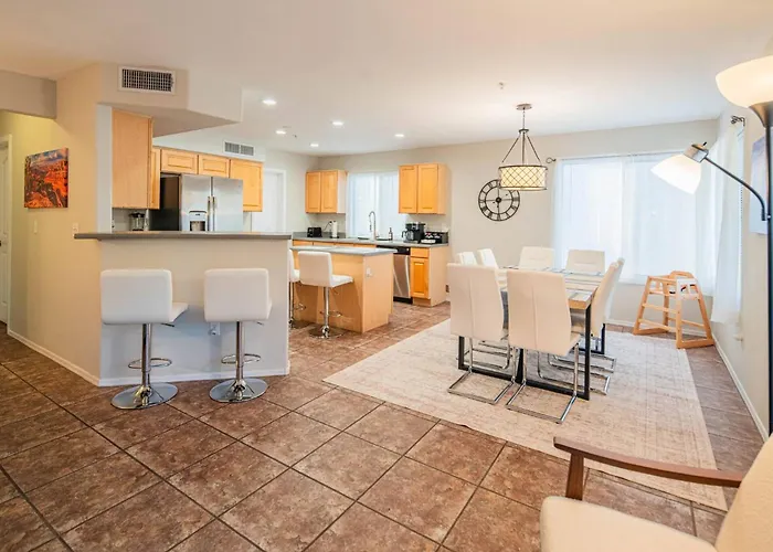 New Desert Daze, Near Golf, Heated Pool+spa, 12ppl Holiday home