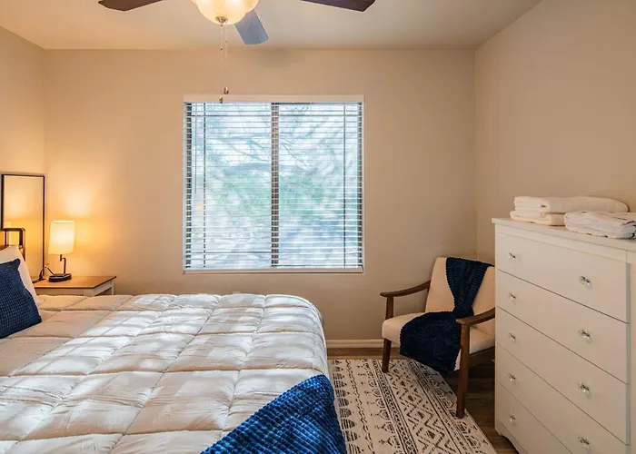 Holiday home New Desert Daze, Near Golf, Heated Pool+spa, 12ppl Scottsdale