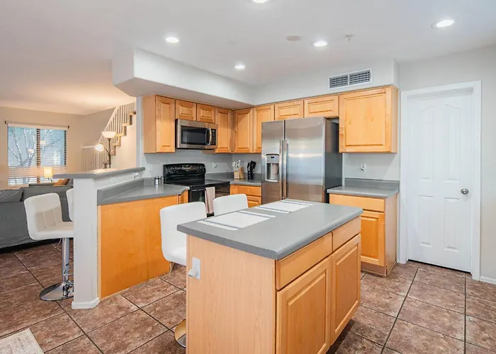 Holiday home New Desert Daze, Near Golf, Heated Pool+spa, 12ppl