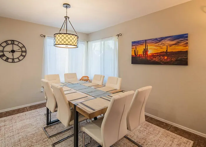 Holiday home New Desert Daze, Near Golf, Heated Pool+spa, 12ppl Scottsdale