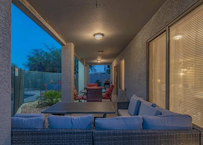 Holiday home New Desert Daze, Near Golf, Heated Pool+spa, 12ppl