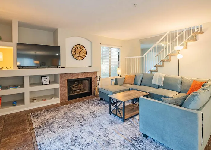 New Desert Daze, Near Golf, Heated Pool+spa, 12ppl Holiday home