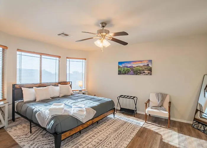 New Desert Daze, Near Golf, Heated Pool+spa, 12ppl Holiday home *