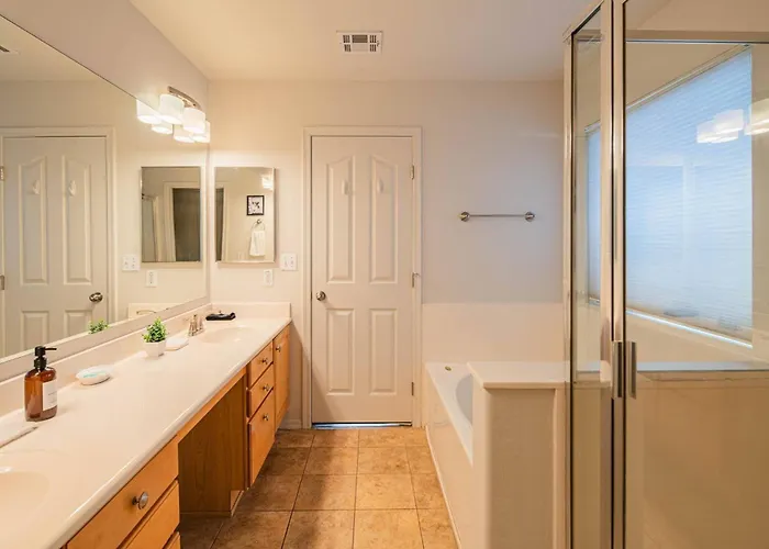 Holiday home New Desert Daze, Near Golf, Heated Pool+spa, 12ppl