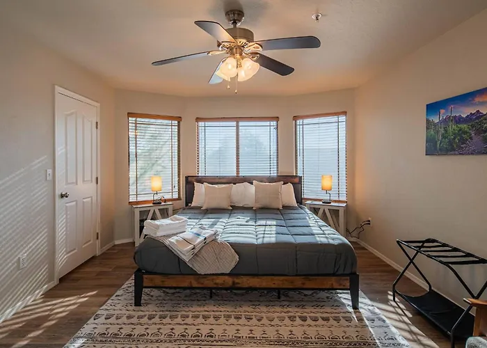 New Desert Daze, Near Golf, Heated Pool+spa, 12ppl * Scottsdale