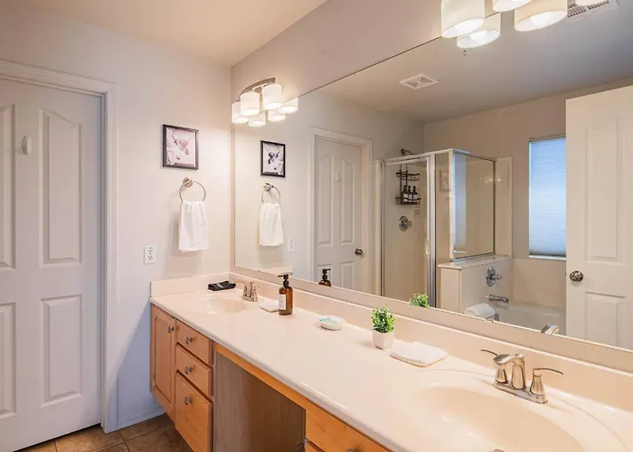 New Desert Daze, Near Golf, Heated Pool+spa, 12ppl Holiday home *