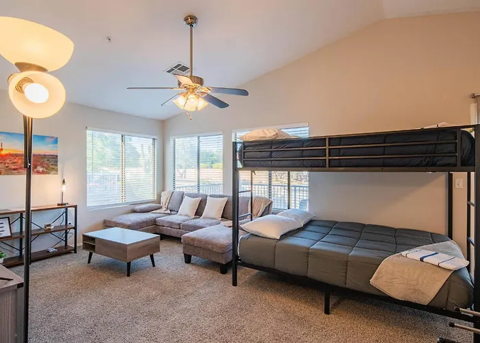 Holiday home New Desert Daze, Near Golf, Heated Pool+spa, 12ppl *