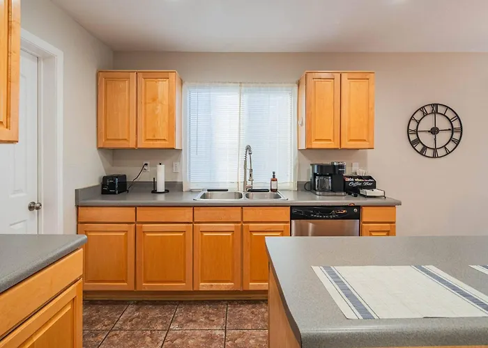 New Desert Daze, Near Golf, Heated Pool+spa, 12ppl Holiday home
