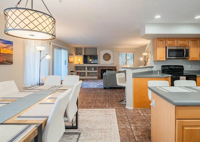 Holiday home New Desert Daze, Near Golf, Heated Pool+spa, 12ppl Scottsdale
