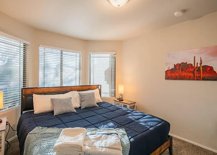 New Desert Daze, Near Golf, Heated Pool+spa, 12ppl Scottsdale