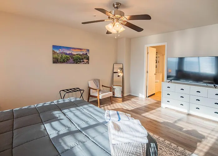 New Desert Daze, Near Golf, Heated Pool+spa, 12ppl Holiday home