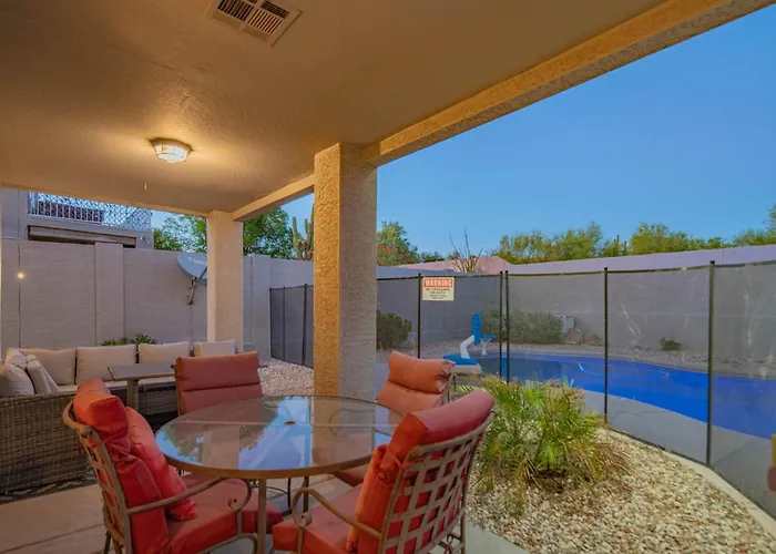 Holiday home New Desert Daze, Near Golf, Heated Pool+spa, 12ppl Scottsdale